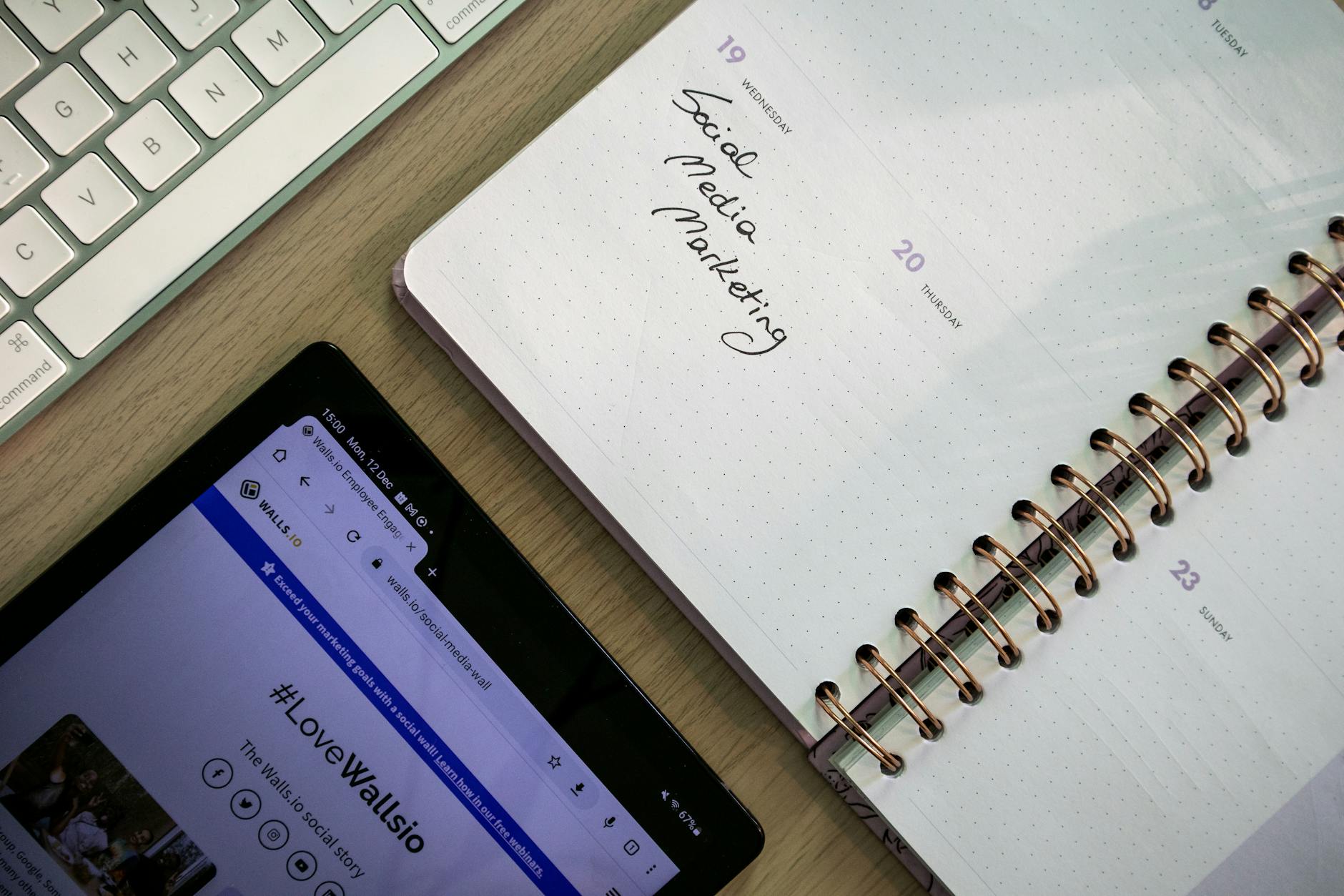 Notes, tablet i klawiatura widziane z góry podczas planowania treści