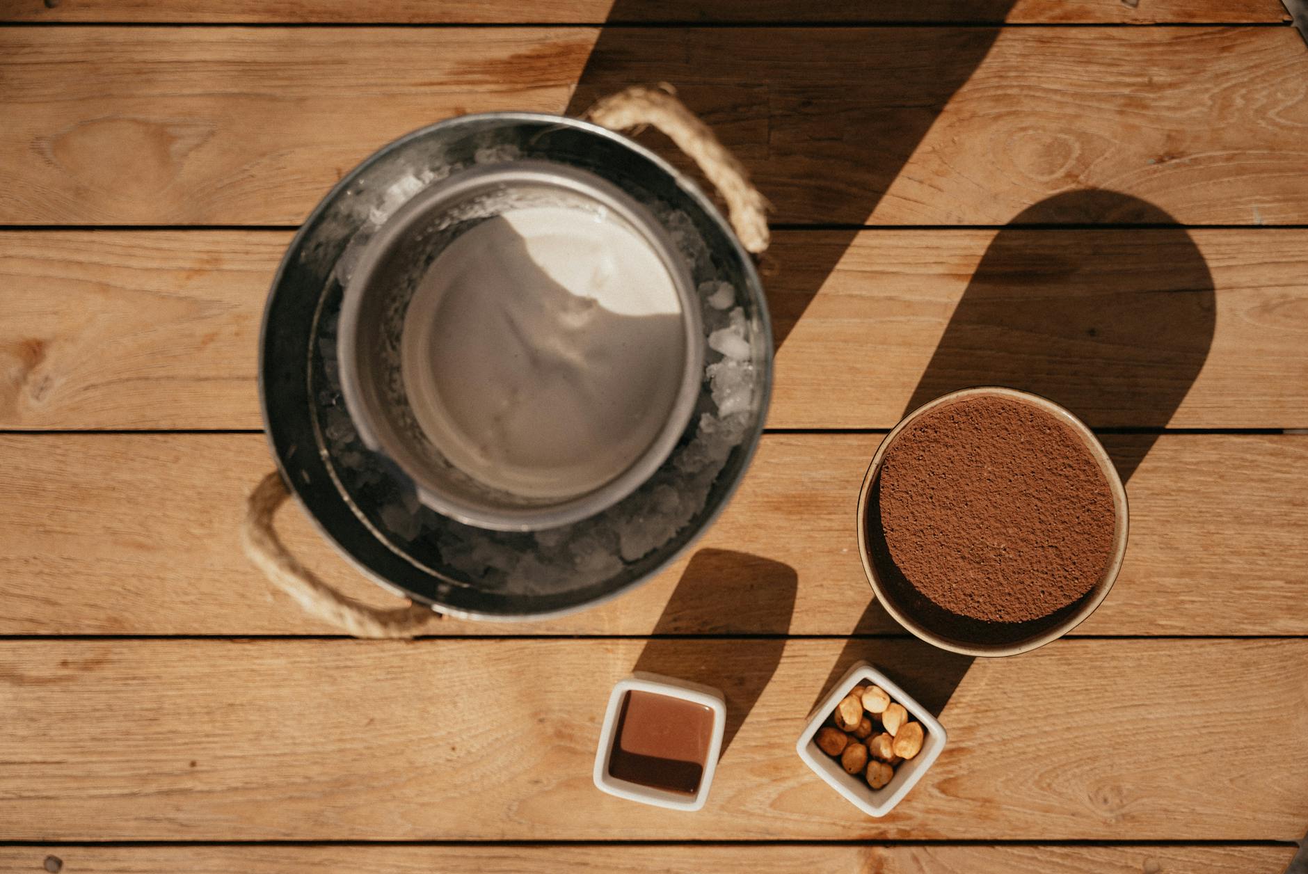 Składniki do domowych lodów rozłożone na drewnianym blacie