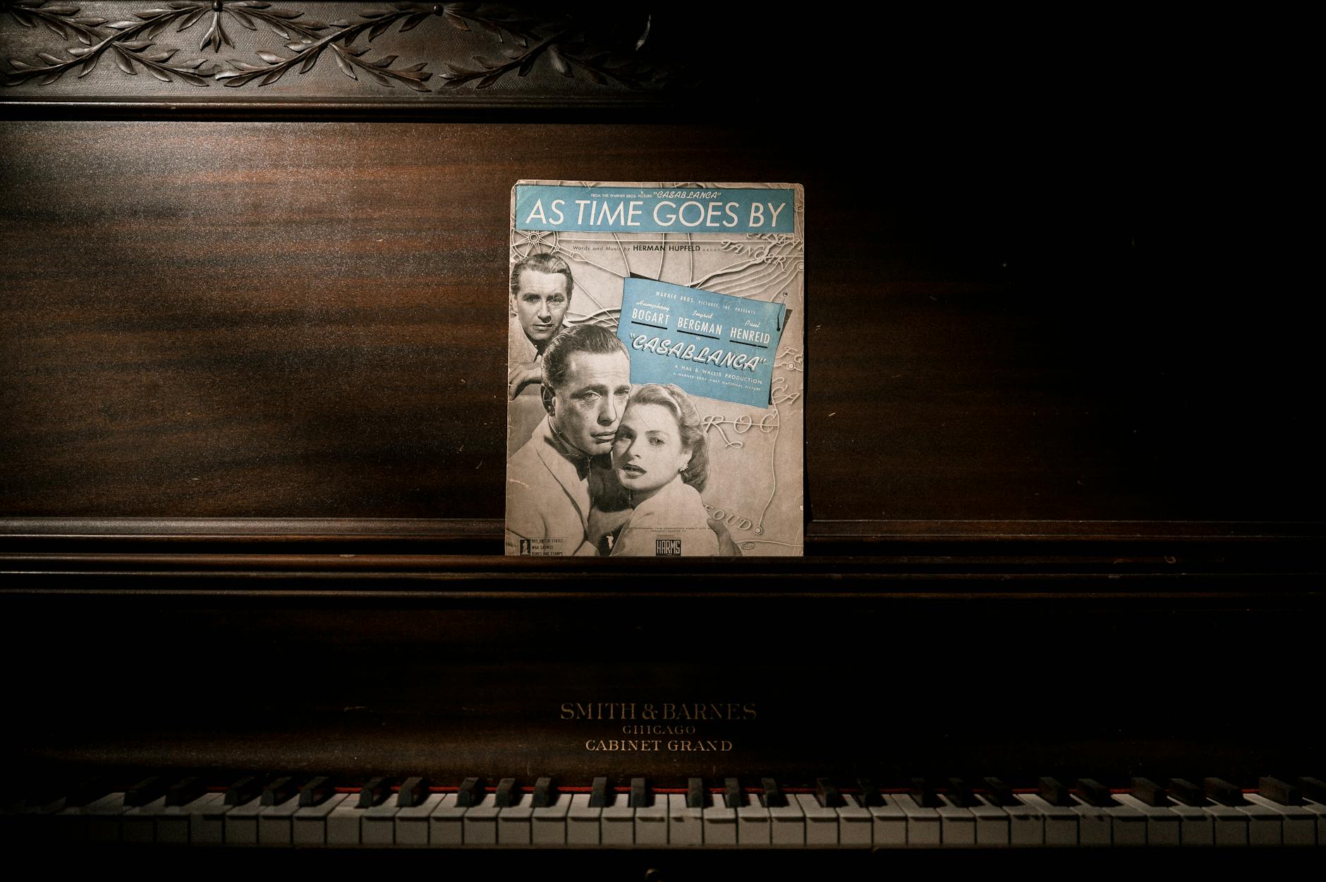 Stare pianino z nutami melodii z filmu Casablanca