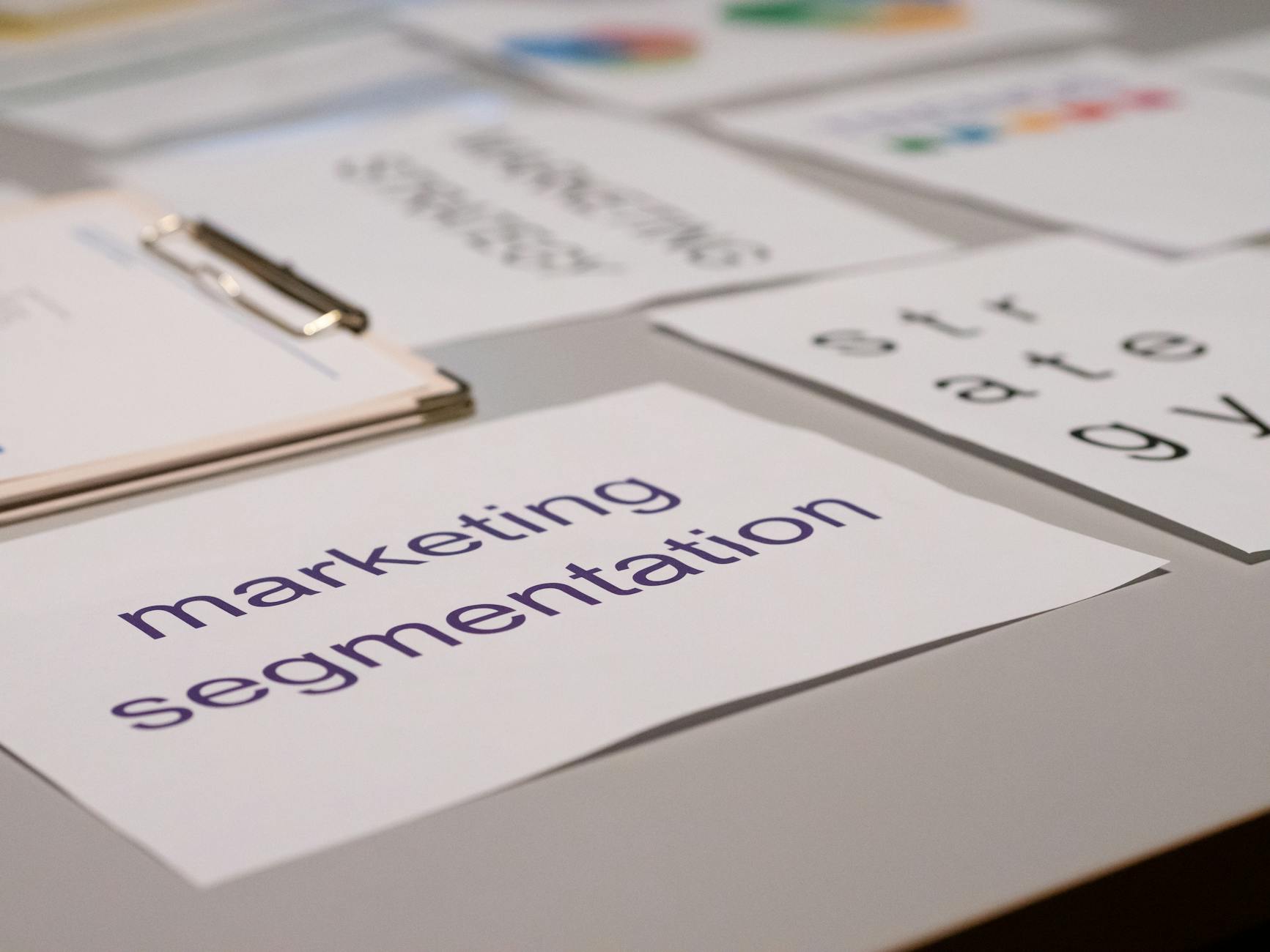 Zbliżenie na dokumenty marketingowe i notatki strategiczne na biurku