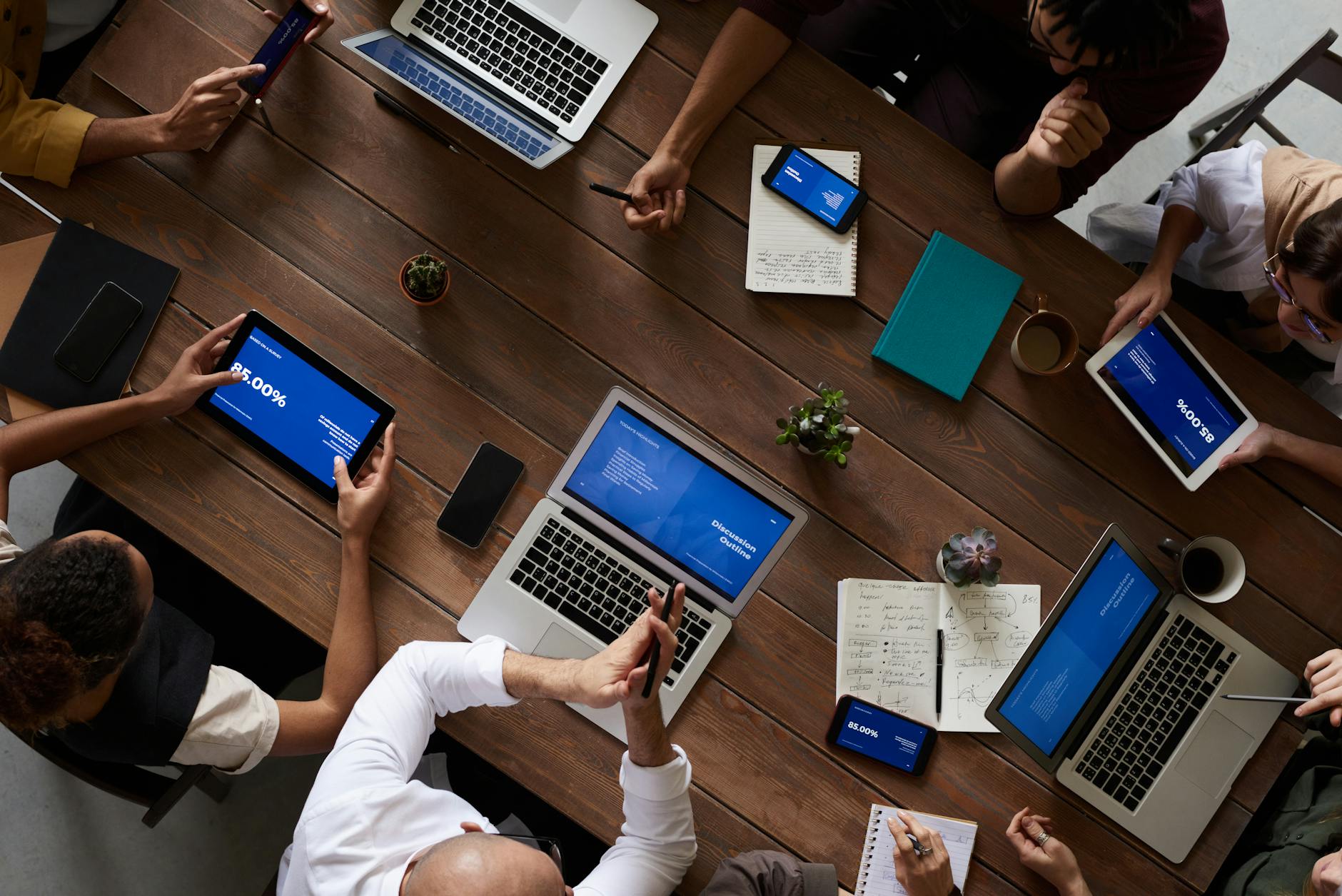 Zespół omawia strategię B2B i B2C przy stole z laptopami