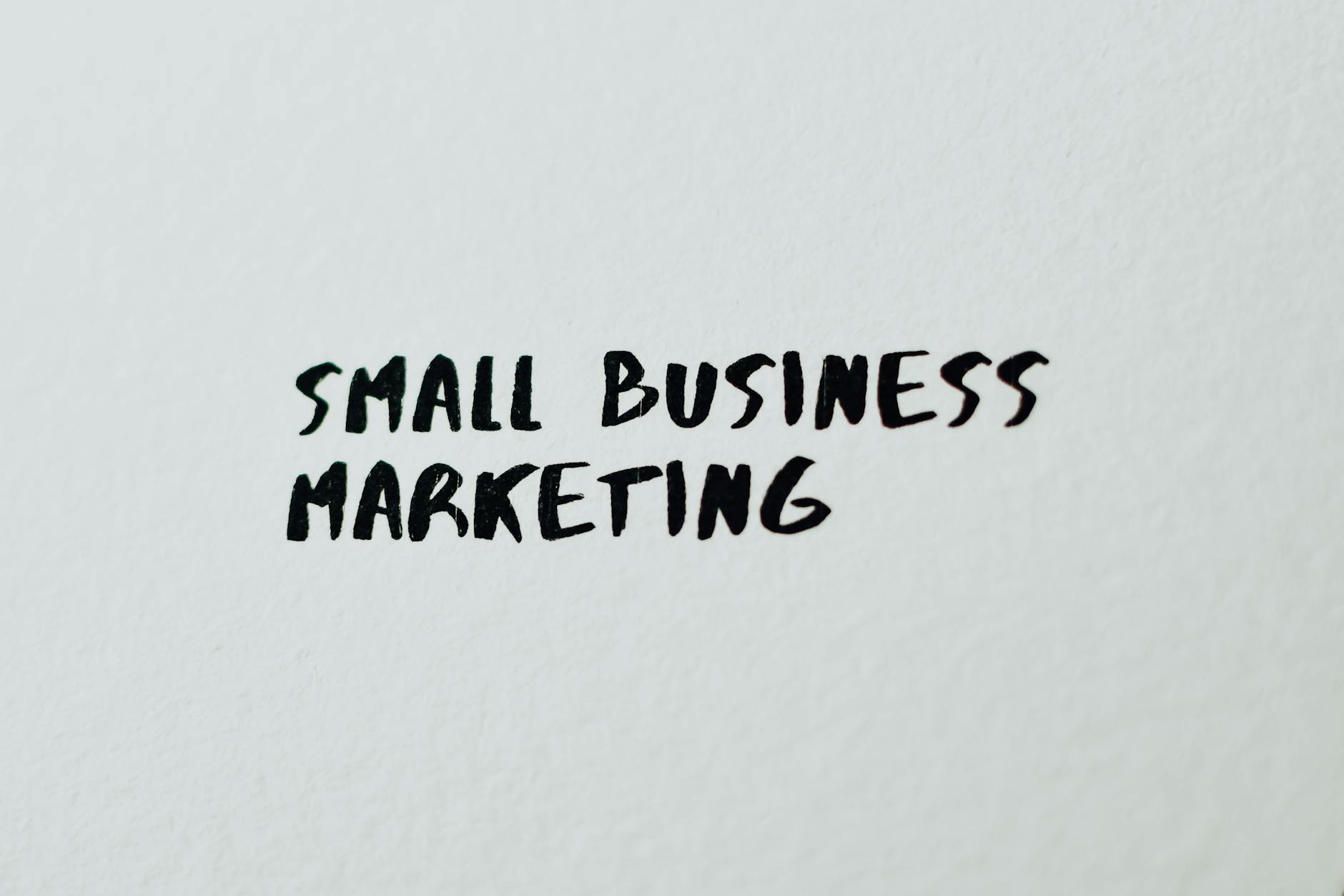 Napis Small Business Marketing na białej kartce papieru