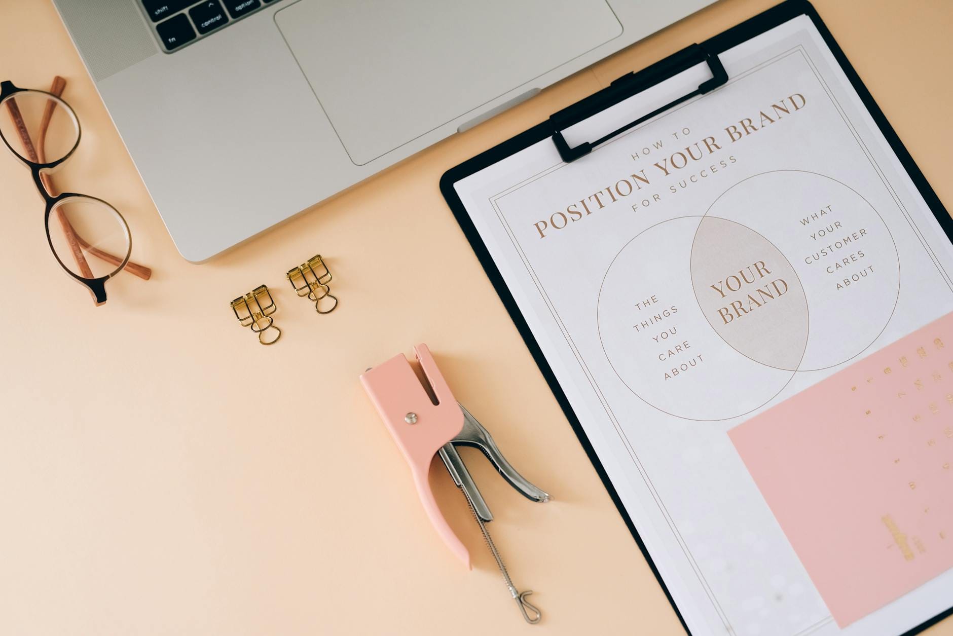 Biurko z akcesoriami biurowymi i clipboardem strategii marki osobistej