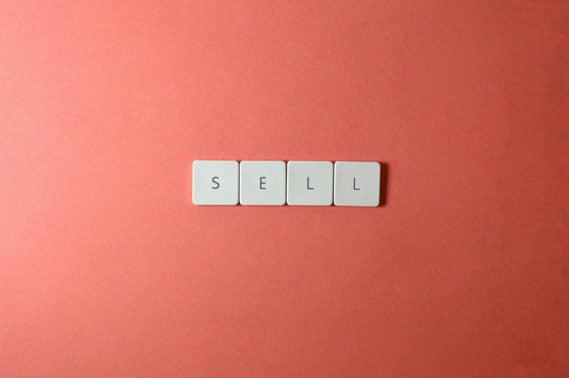 Klawiatura z klawiszami układającymi się w napis sell na czerwonym tle