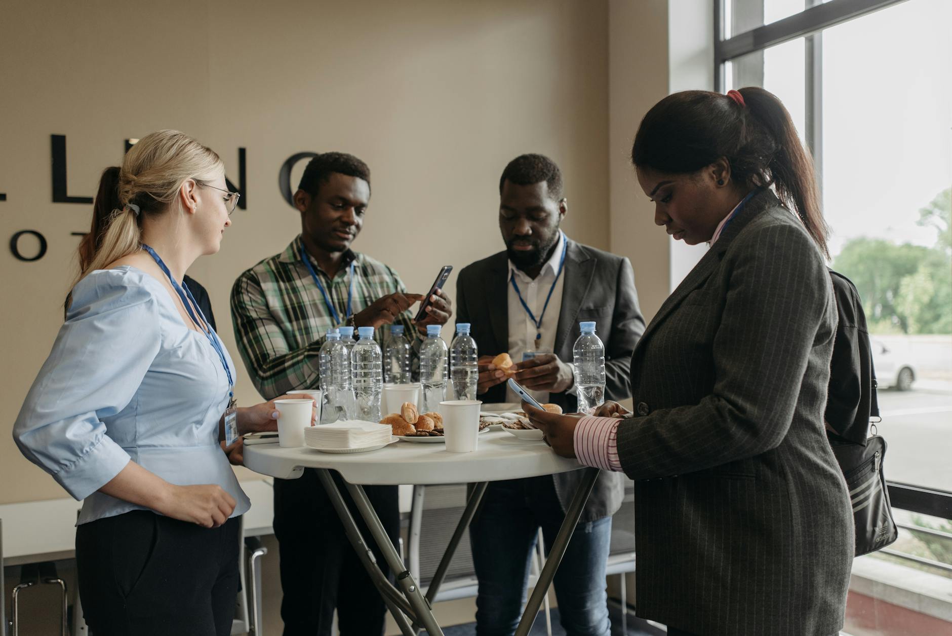 Specjaliści rozmawiają o biznesie i nawiązywaniu kontaktów na konferencji