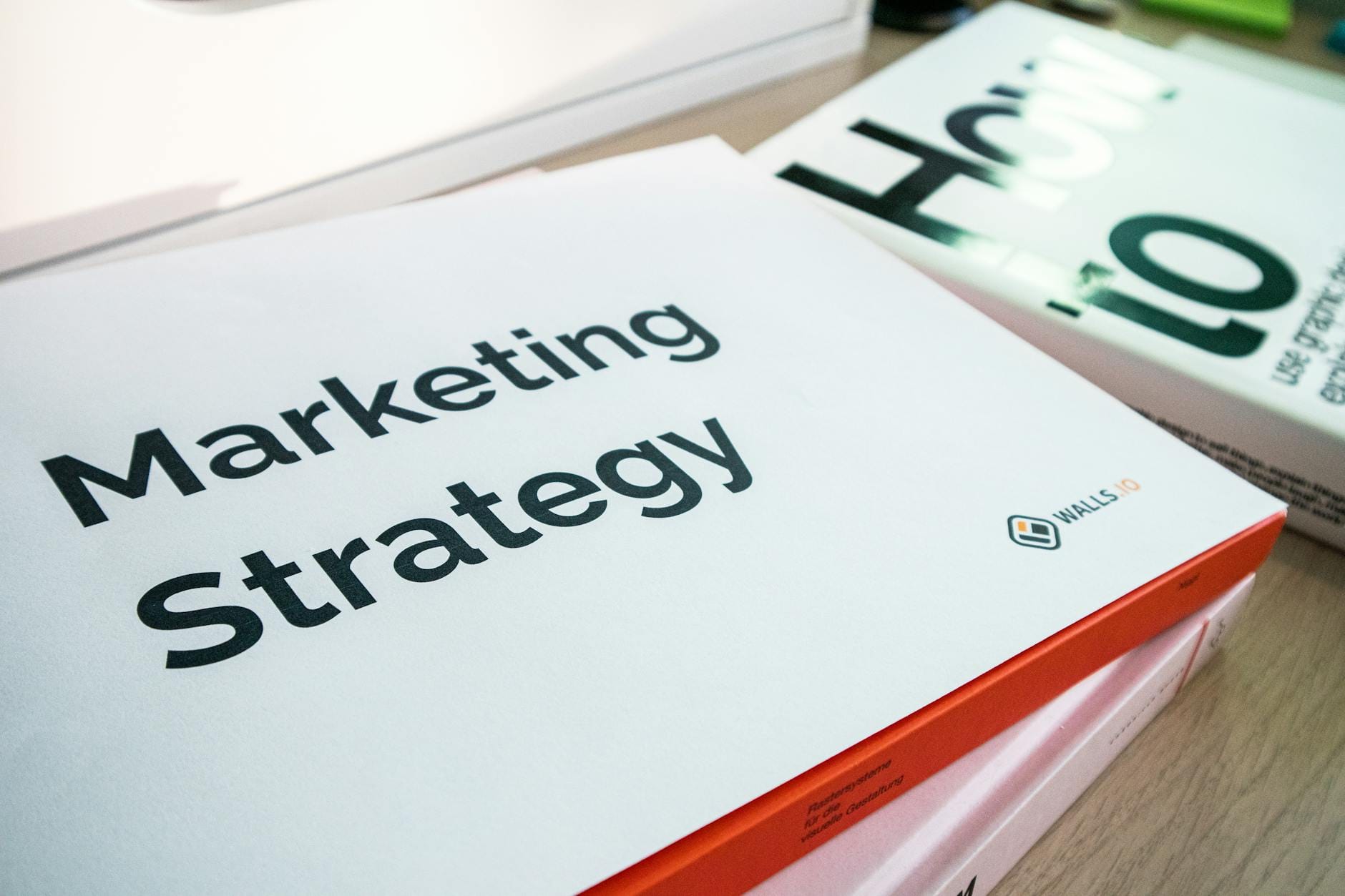 Dokumenty z planem strategii marketingowej na biurku