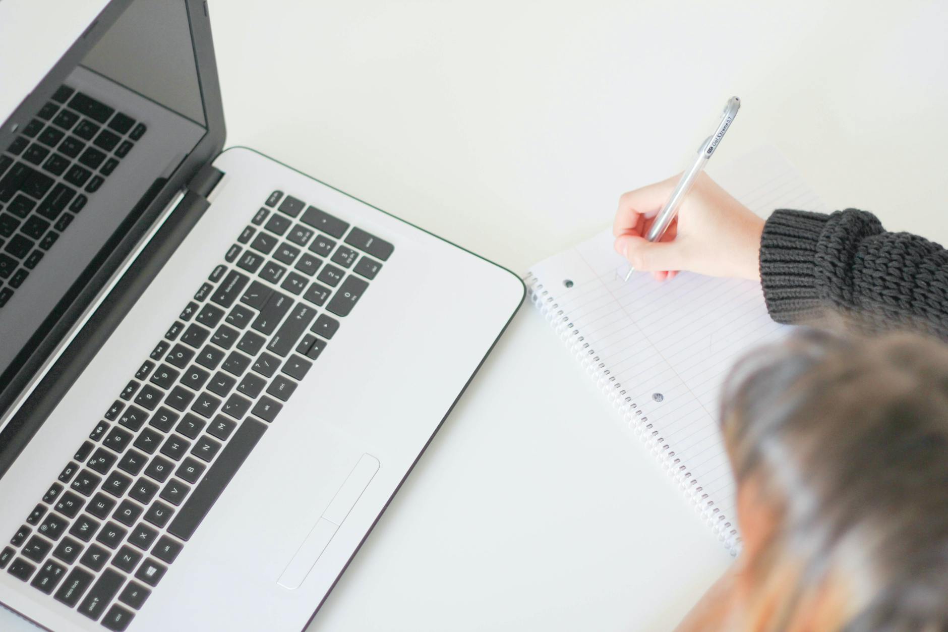 Domowe biuro copywritera z laptopem i notesem