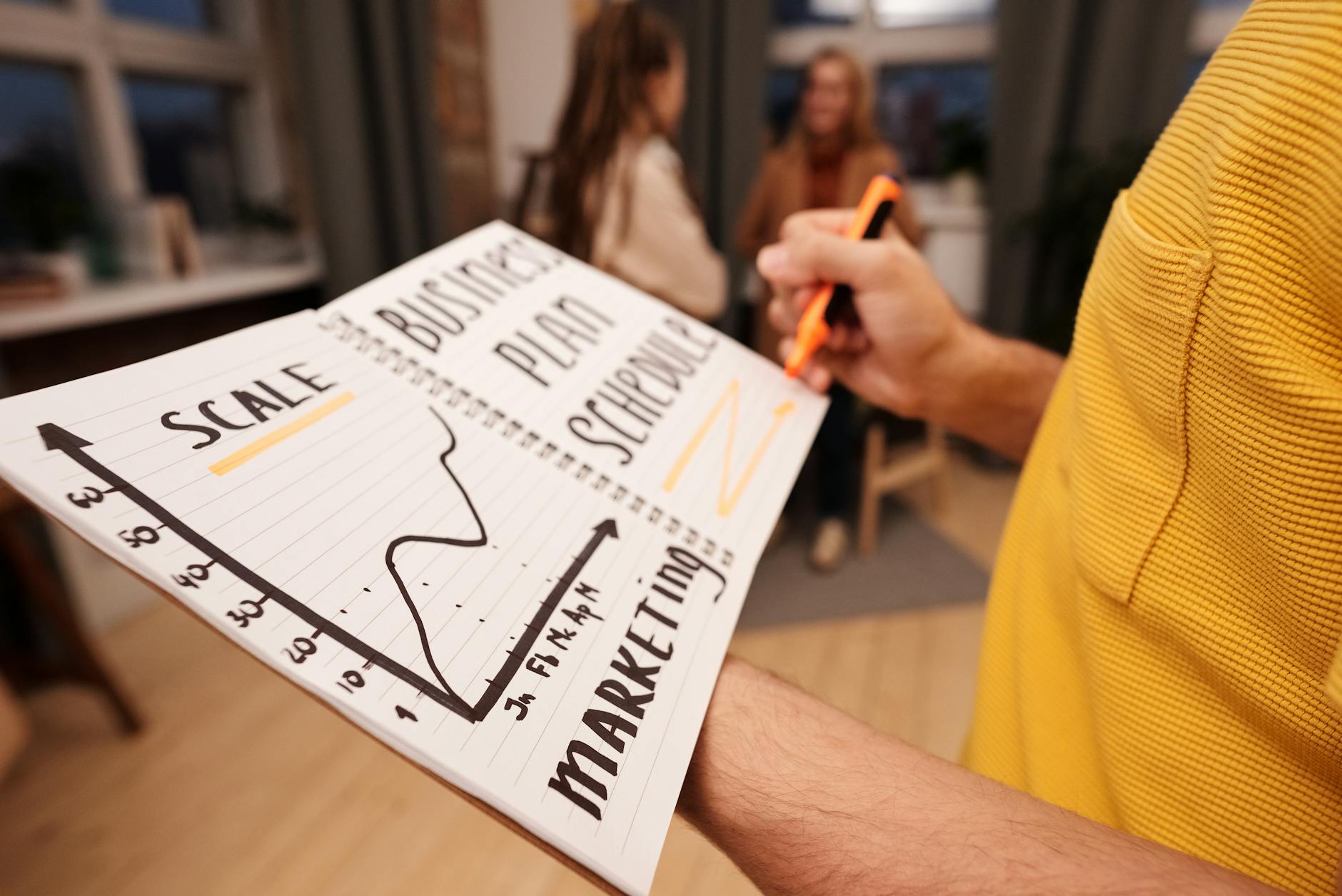 Notatnik z planem marketingowym na biurku w swobodnym biurze