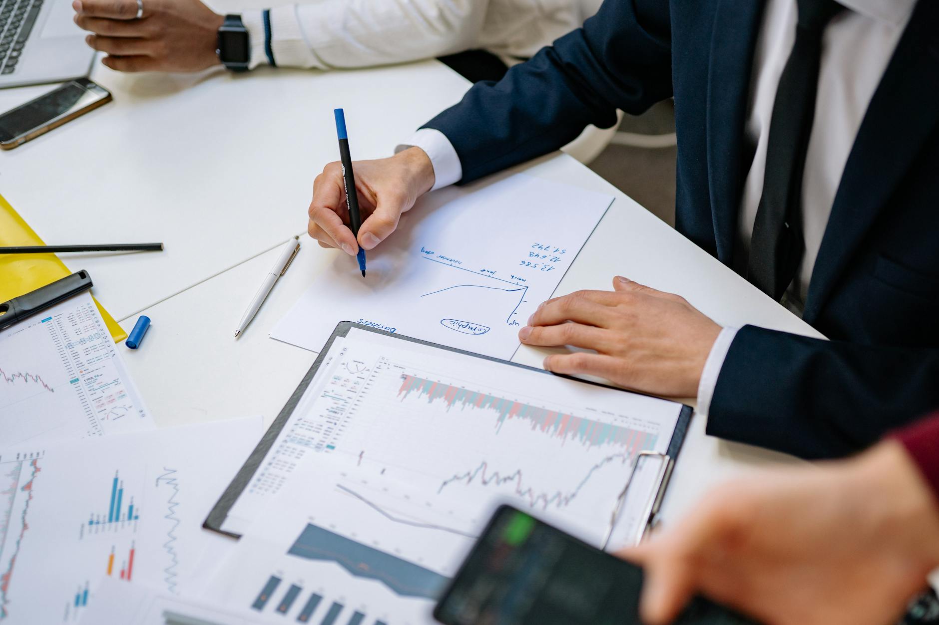 Specjaliści analizują wykresy finansowe w biurze corporate