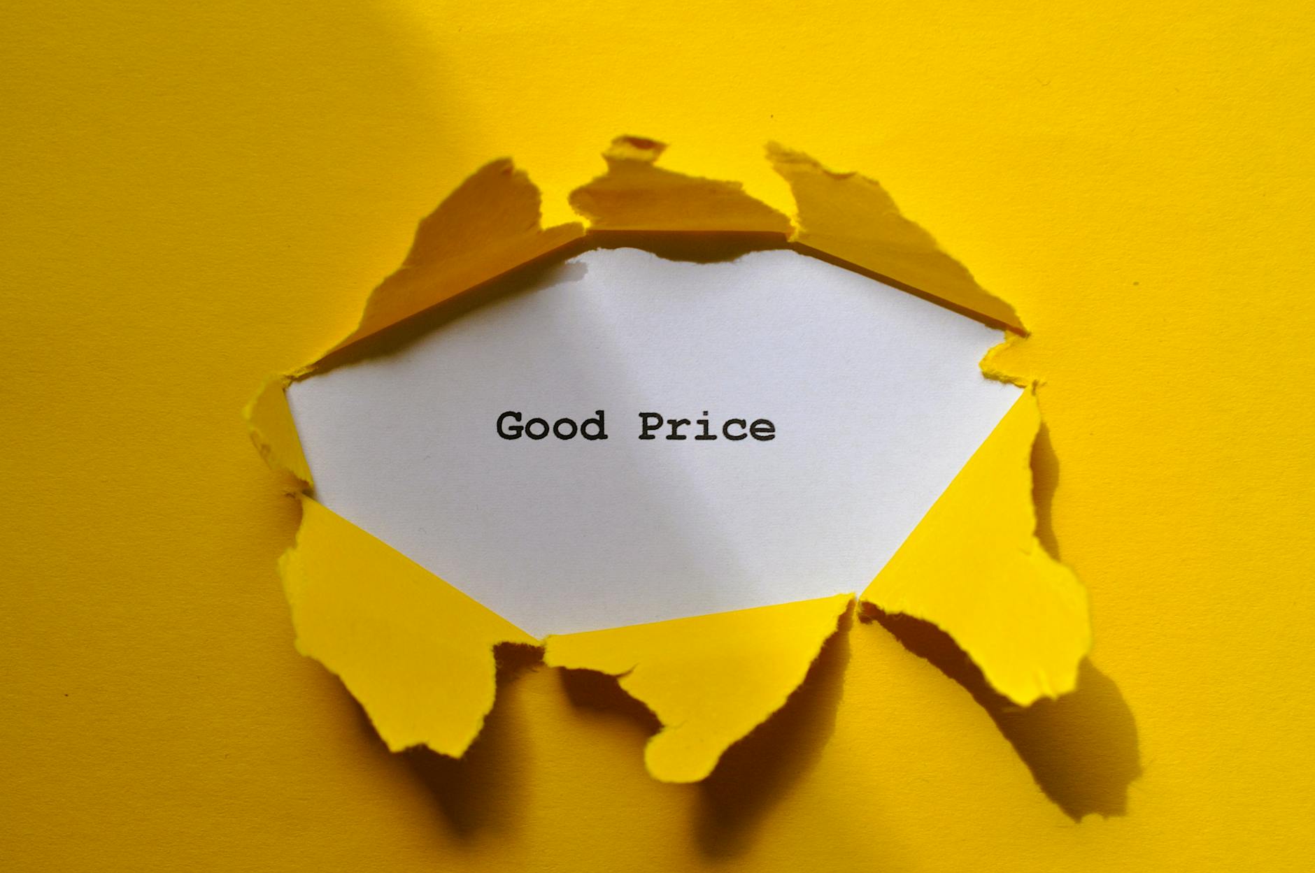 Żółta rozdarta kartka odsłaniająca napis Good Price