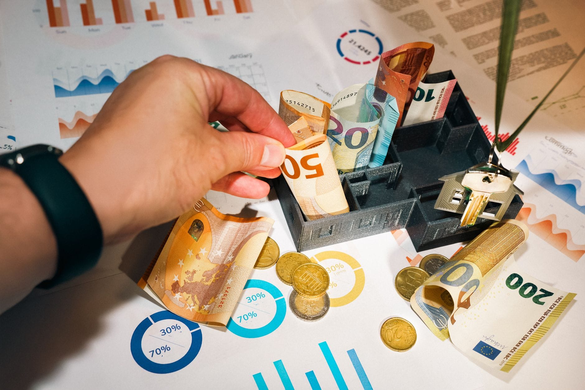 Banknoty i monety euro na tle wykresów finansowych planowania inwestycji