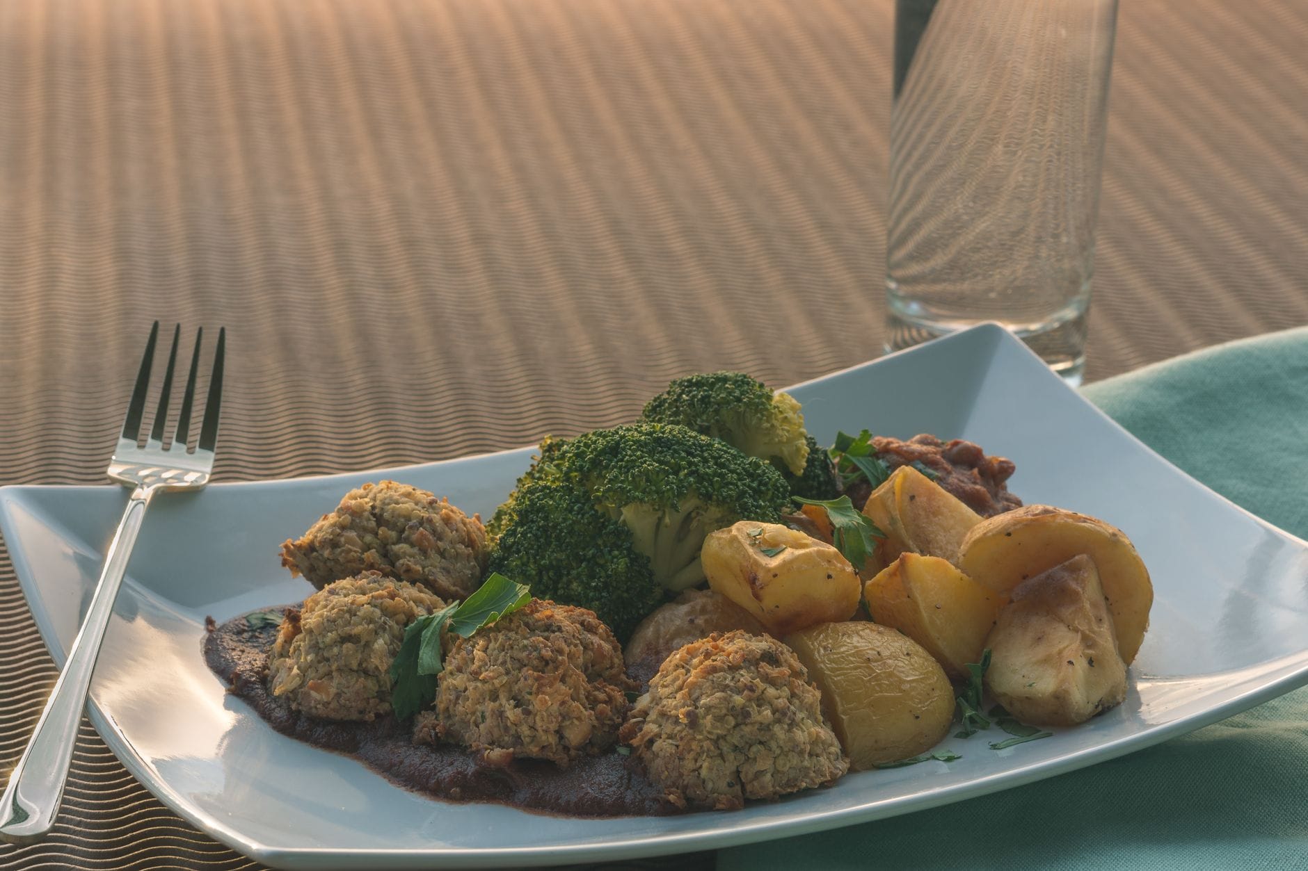 Talerz z wegańskim obiadem: pieczone ziemniaki, brokuł i falafele Talerz z wegańskim obiadem: pieczone ziemniaki, brokuł i falafele