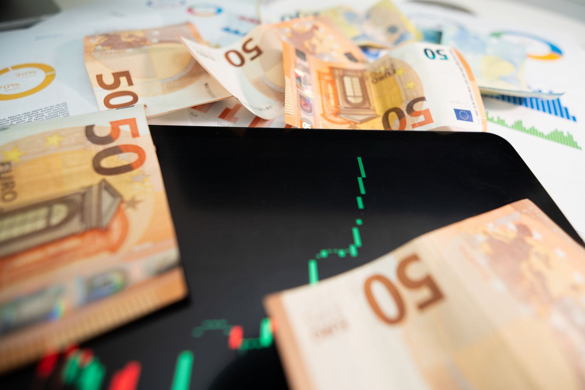 Banknoty 50 euro na tle cyfrowego wykresu wzrostu cen
