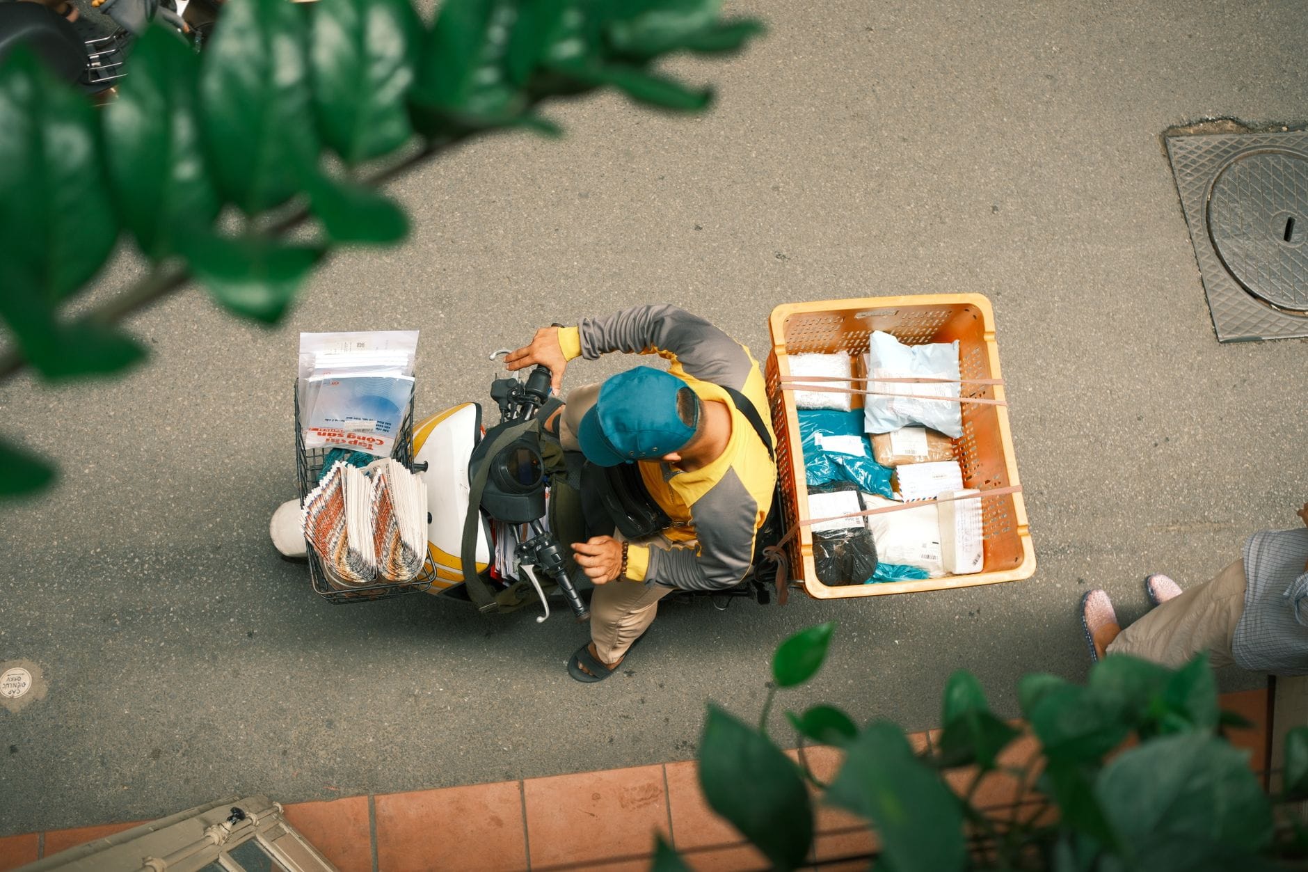 Kurier na skuterze jedzie ulicą w Hongkongu, widok z góry