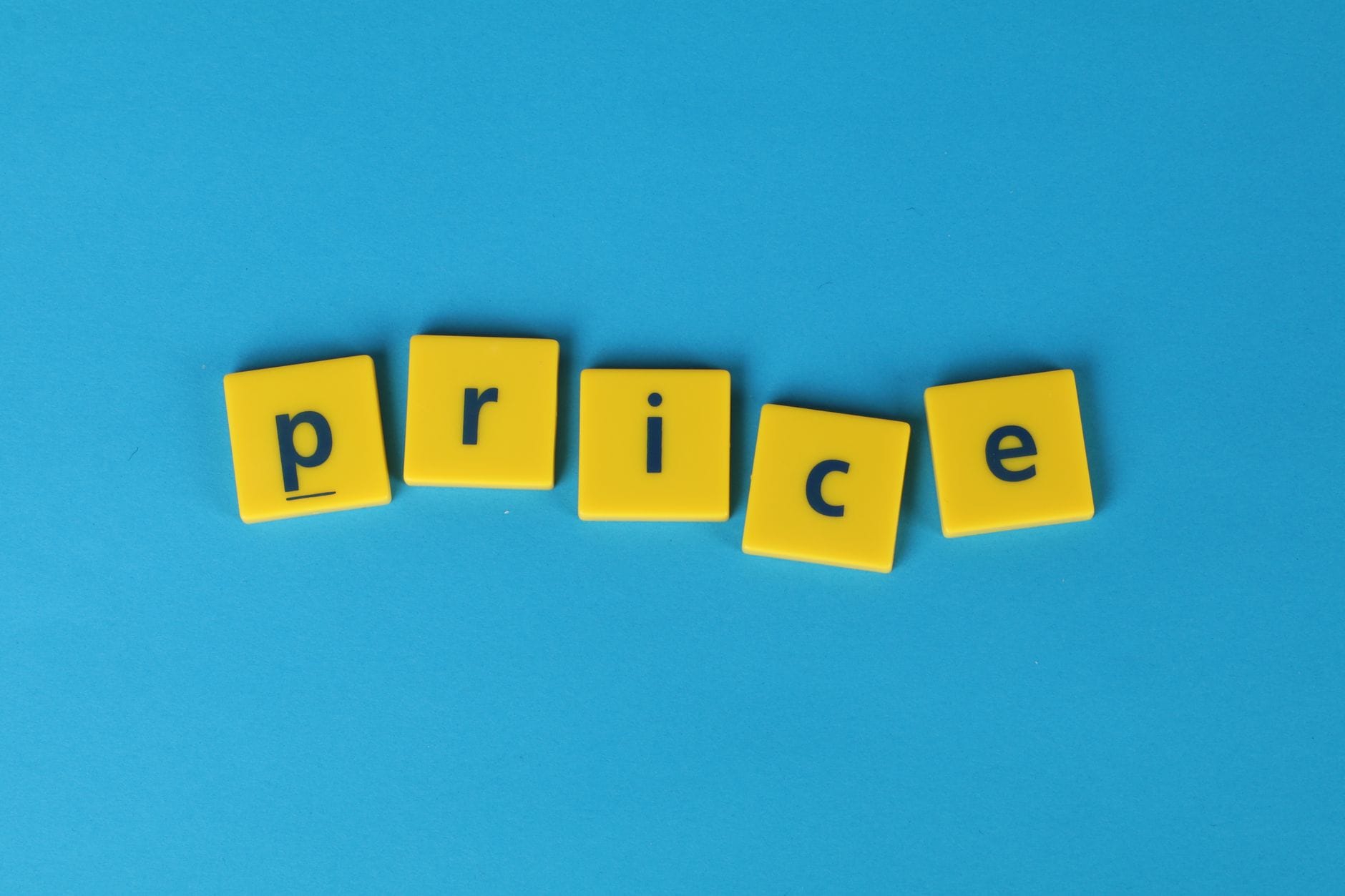 Żółte kafelki z napisem price na intensywnie niebieskim tle