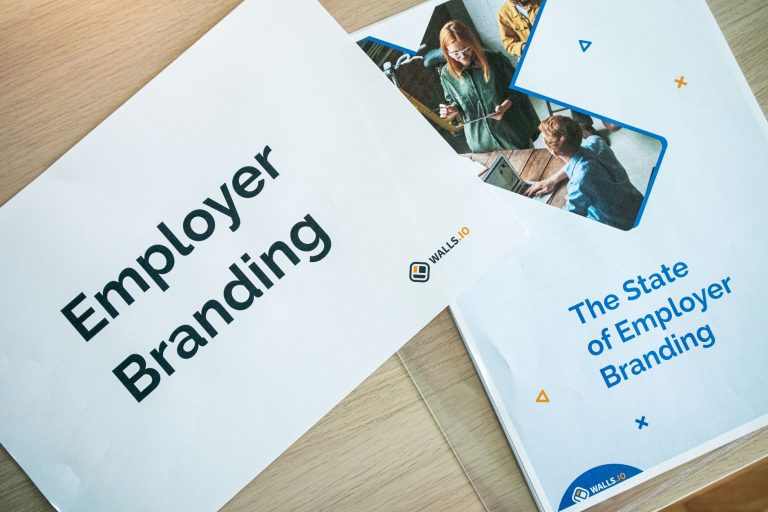 Materiały employer brandingowe i projekty marketingowe na biurku