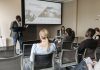 Uczestnicy seminarium analizy biznesowej w sali konferencyjnej